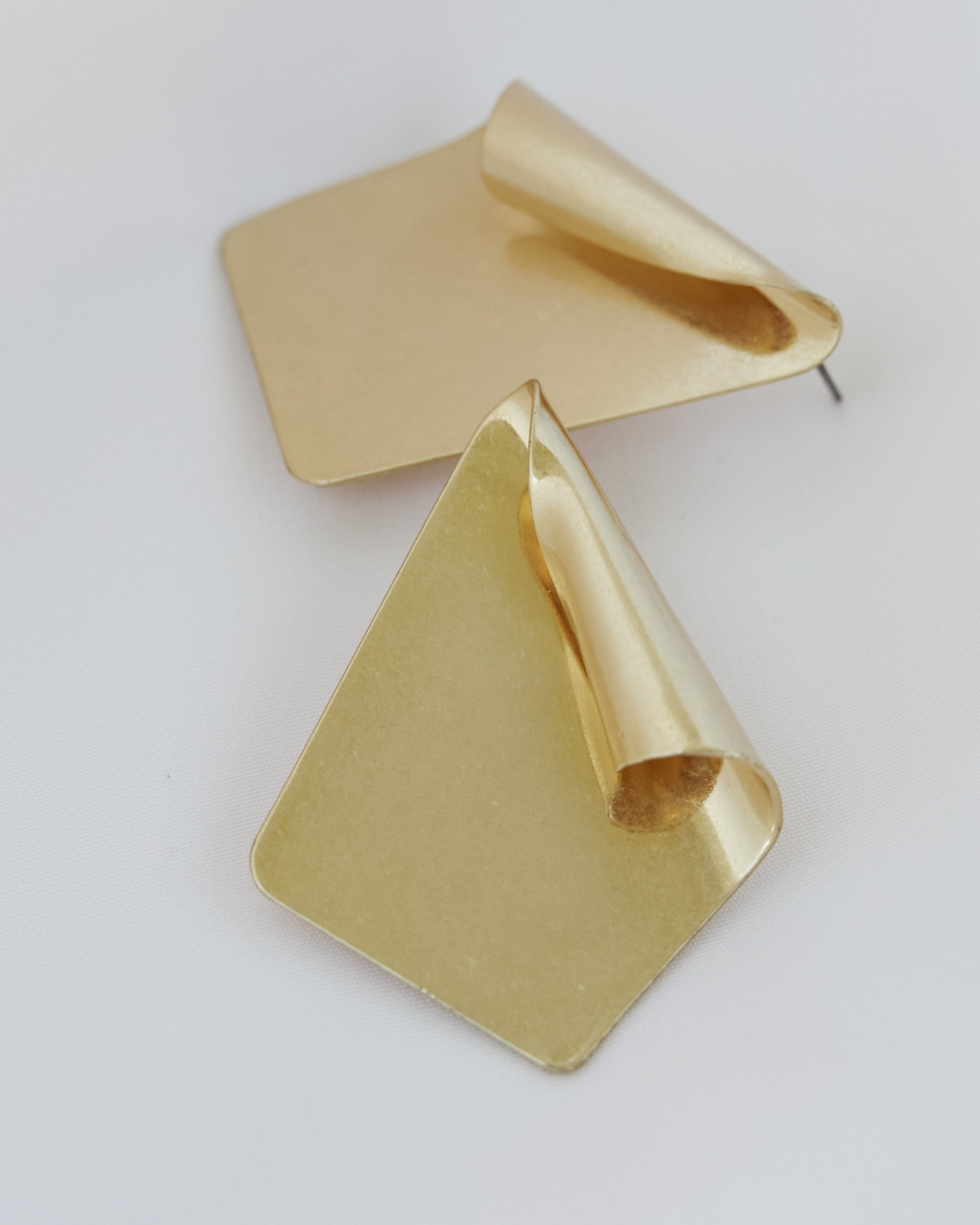 Gold earrings in shape of fan