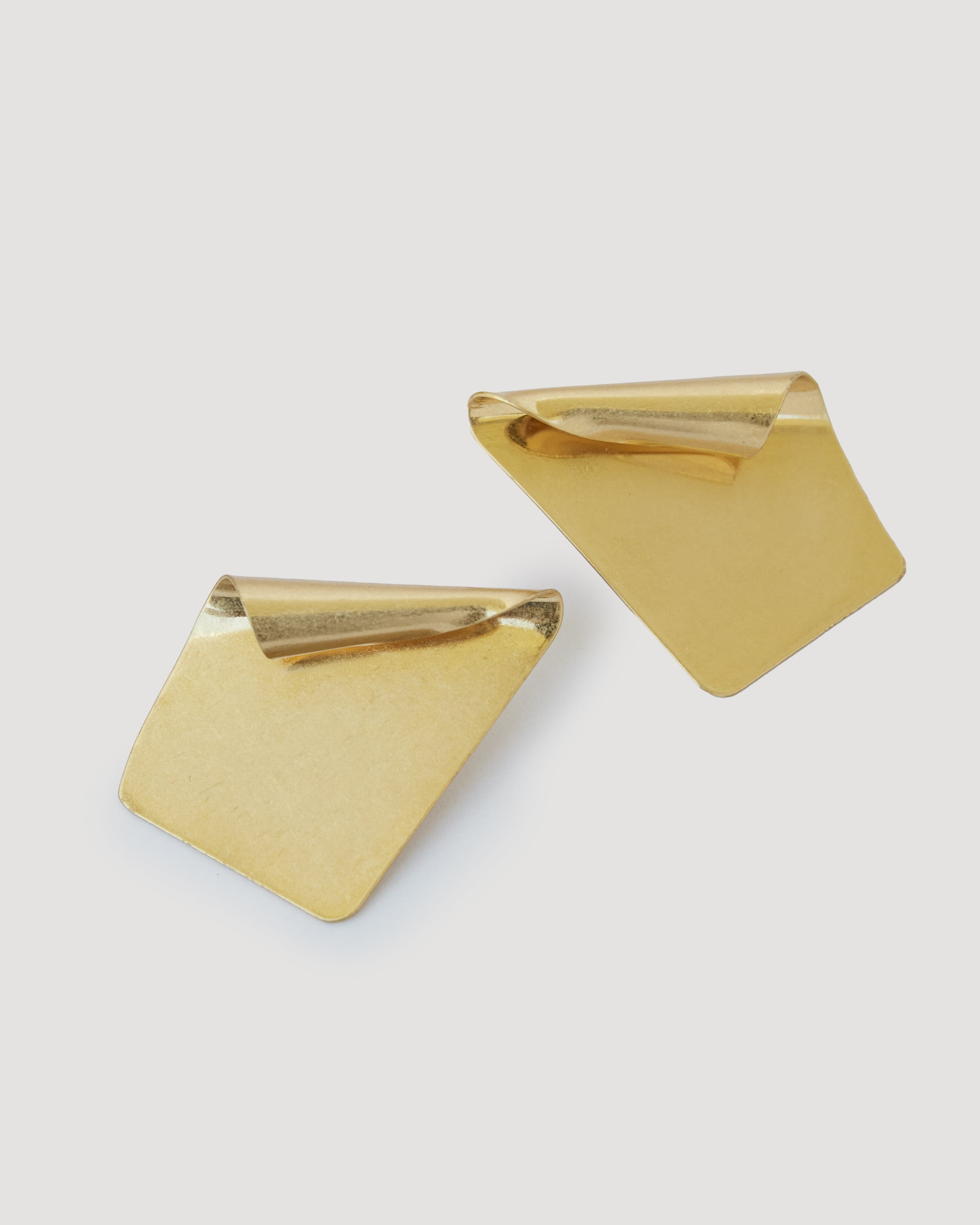 Gold earrings in shape of fan