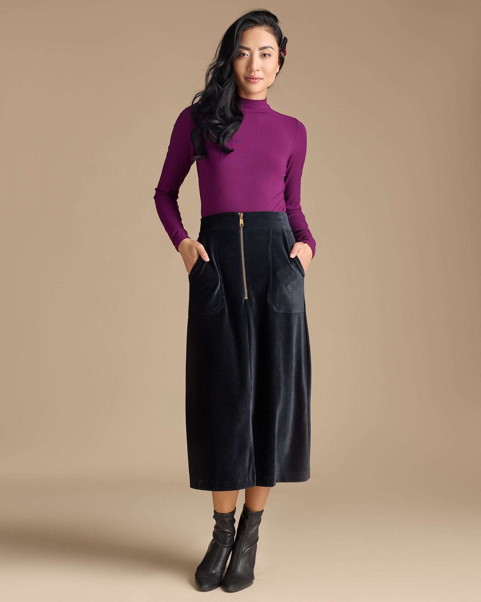 Woman in a black midi-skirt with front slit