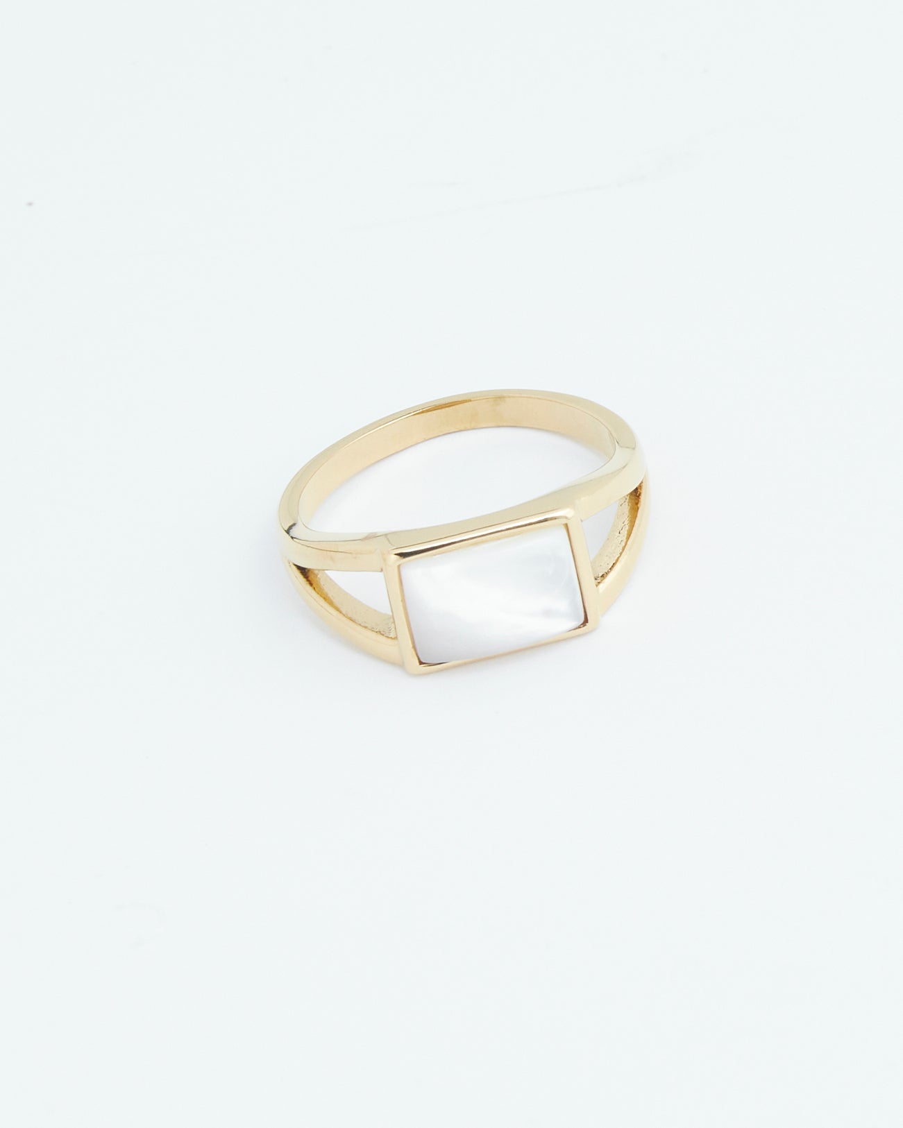 Gold ring with rectangle shaped mother of pearl stone