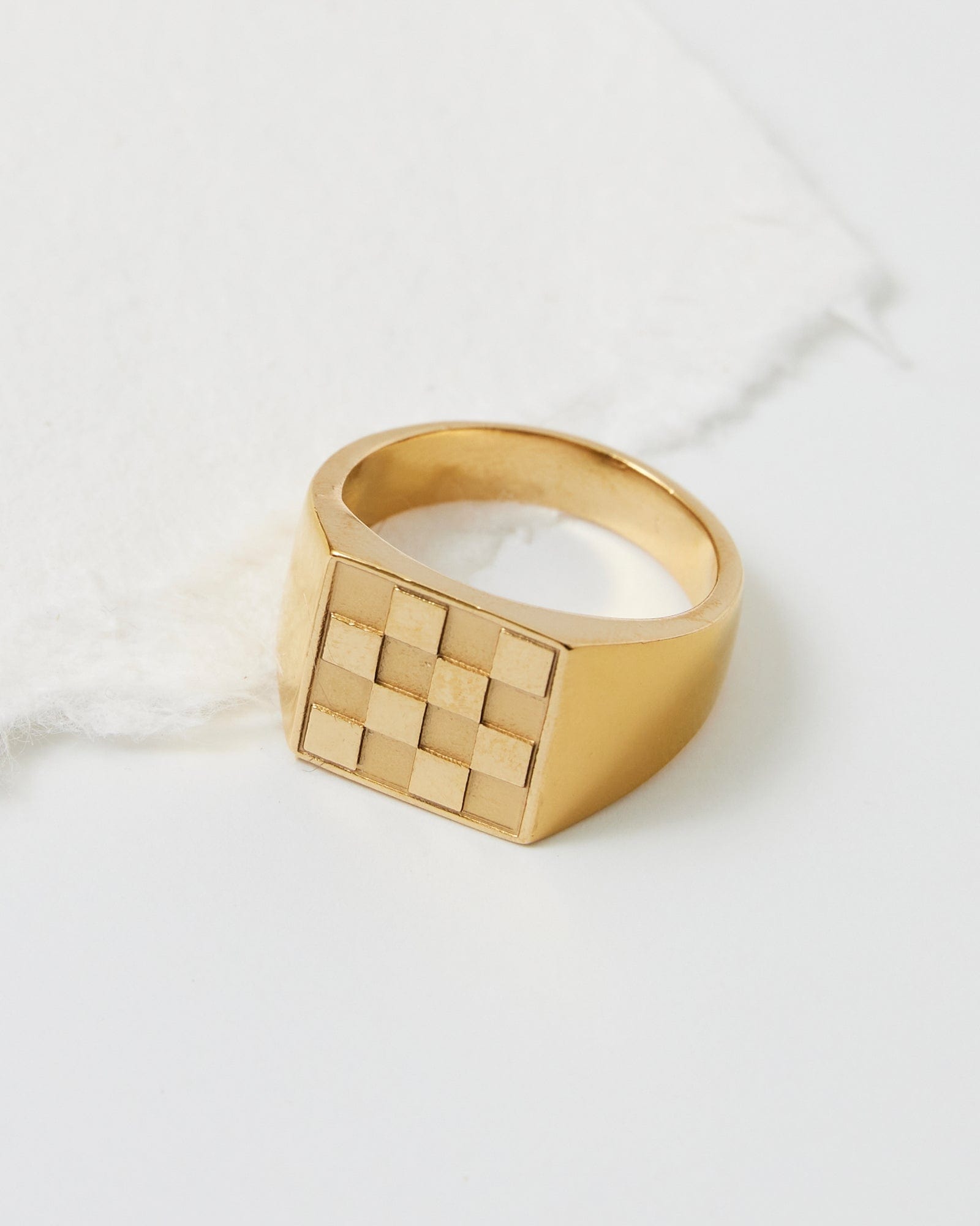 Gold ring with checkered pattern design
