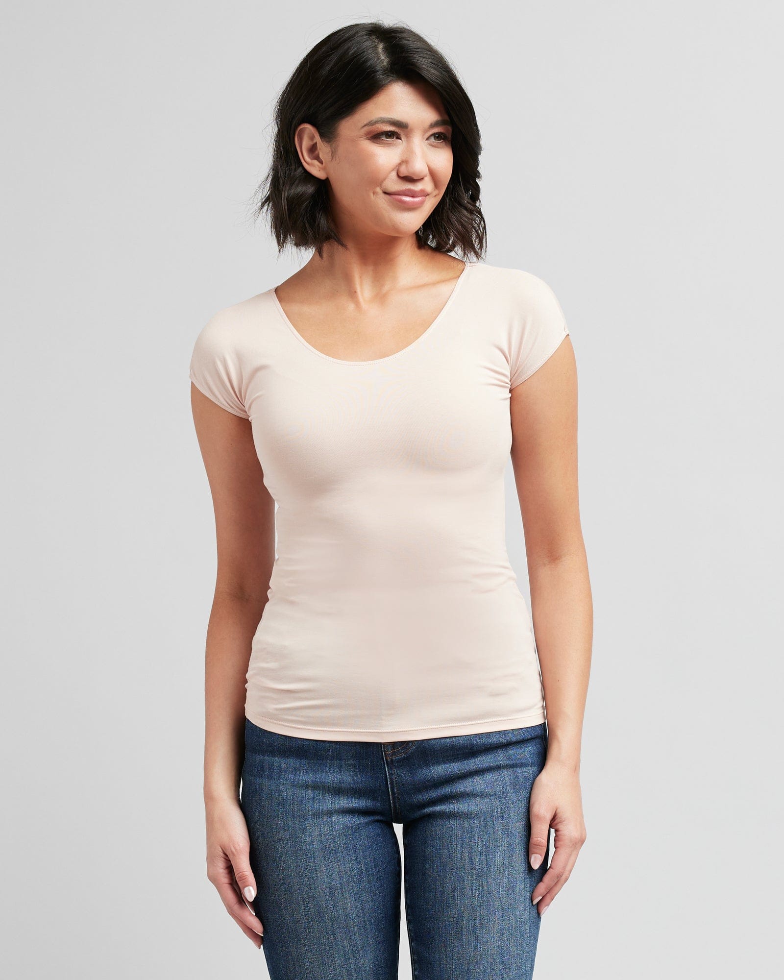 Woman in a short sleeve, fitted, basic tee
