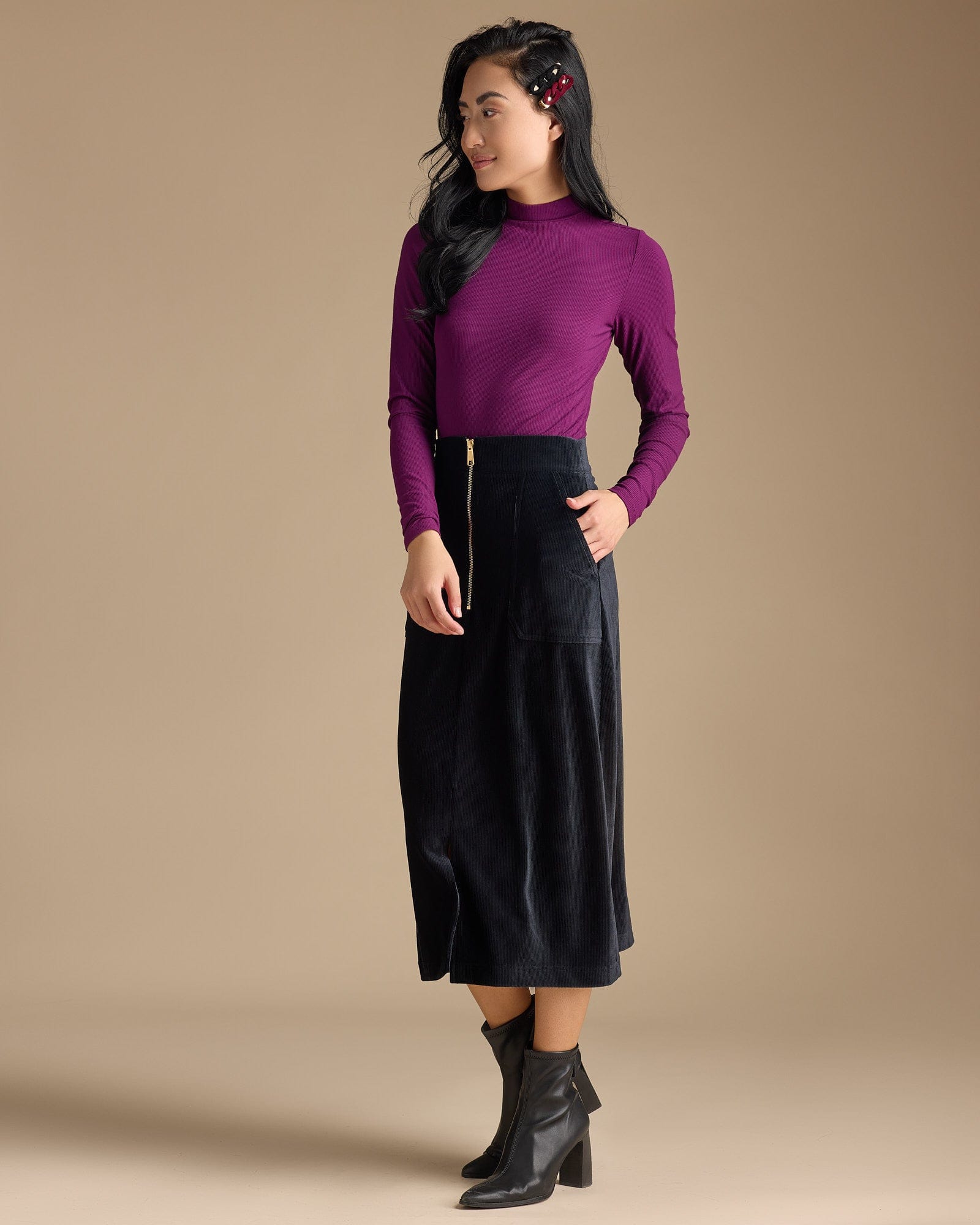 Woman in a black midi-skirt with front slit