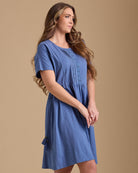 Woman in a short sleeve, pleated front, knee-length, blue drss